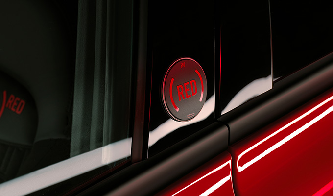 (RED) logo na B-sloupku