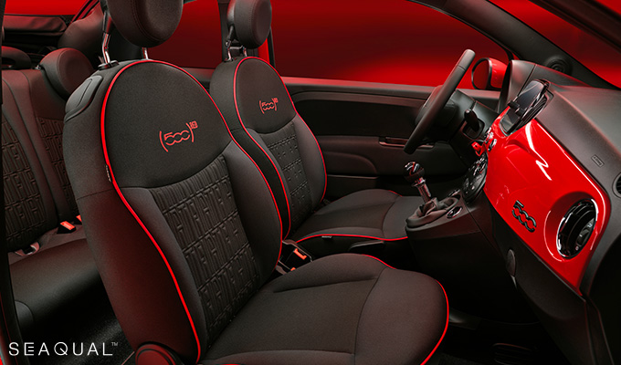 Nová látková sedadla z tkaniny Seaqual® Yarn s monogramem Fiat, červeným lemováním a specifickým logem 