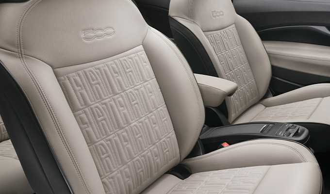 INTERNI PREMIUM CON SEDILI SOFT TOUCH E MONOGRAMMA FIAT