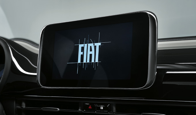 Infotainment systém se 7″ dotykovým displejem