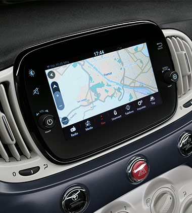 UCONNECT™ RÁDIO SE 7" DOTYKOVÝM DISPLEJEM, BLUETOOTH, HANDSFREE A OVLÁDÁNÍM NA VOLANTU, USB, AUX, DAB A 6 REPRODUKTORY
