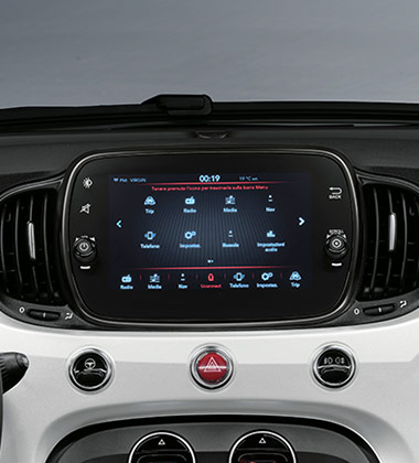 UCONNECT™ RÁDIO S NAVIGACÍ, 7" DOTYKOVÝM DISPLEJEM, BLUETOOTH, HANDSFREE A OVLÁDÁNÍM NA VOLANTU, USB, AUX, DAB A 6 REPRODUKTORY