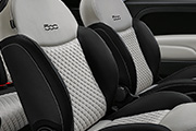 Specifická látková sedadla v černém nebo bílém odstínu a úpravě Matelassé