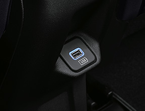 ZADNÍ USB PORT