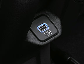 ZADNÍ USB PORT